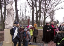 Powyżej: Pierwsza stacja Drogi Krzyżowej – przy pomniku św. Stanisława Kostki, nieopodal kościoła jego chrztu
