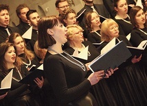 60 studentów medycyny wyśpiewuje utwory pasyjne i patriotyczne w koszalińskiej katedrze