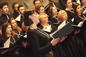 60 studentów medycyny wyśpiewuje utwory pasyjne i patriotyczne w koszalińskiej katedrze