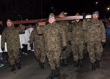  Żołnierze niosą krzyż ulicami Koszalina