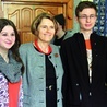  Monika Rogozińska (w środku) zdobyła serca legnickich licealistów.  Po spotkaniu odpowiadała na wiele pytań