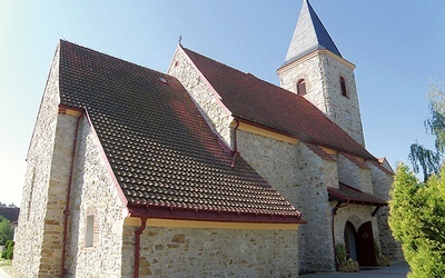 Całkowicie odnowiona bryła średniowiecznego kościoła w Nowym Świętowie