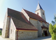 Całkowicie odnowiona bryła średniowiecznego kościoła w Nowym Świętowie