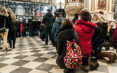 Maturzyści z diecezji gliwickiej przed Cudownym Obrazem na Jasnej Górze