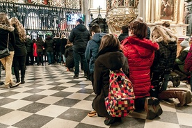 Maturzyści z diecezji gliwickiej przed Cudownym Obrazem na Jasnej Górze