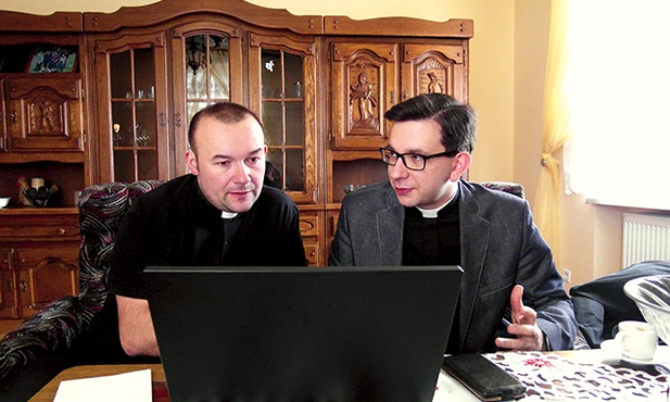 Ks. Artur Pytel (z lewej)  i ks. Michał Zurzycki podczas  pracy nad organizacją  wydarzenia  