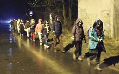 Powyżej: Na prawie 8 godzin marszu górską trasą z Głuszycy do Wałbrzycha zdecydowało się 18 osób