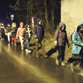 Powyżej: Na prawie 8 godzin marszu górską trasą z Głuszycy do Wałbrzycha zdecydowało się 18 osób