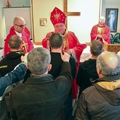  Bp Adam Wodarczyk udziela sakramentu w Jastrzębiu-Szerokiej