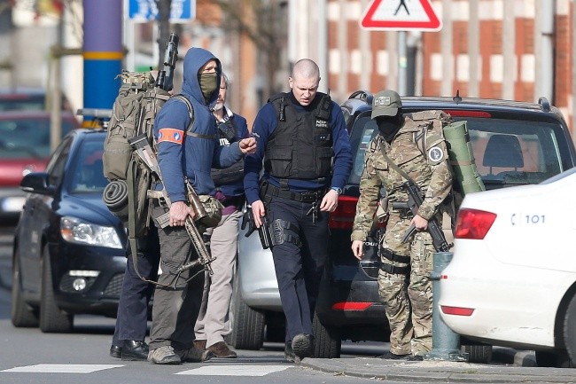 Strzały podczas rewizji w domu w Brukseli