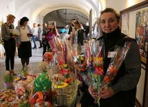 S. Małgorzata Binkowska, kierownik Świetlicy Akademia Młodych Caritas Diecezji Radomskiej, z palmami wykonanymi przez jej podopiecznych