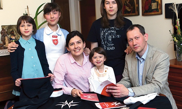 Marcin Świerad z żoną i córkami