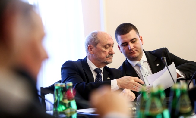 Macierewicz: Armia nie była w stanie obronić państwa