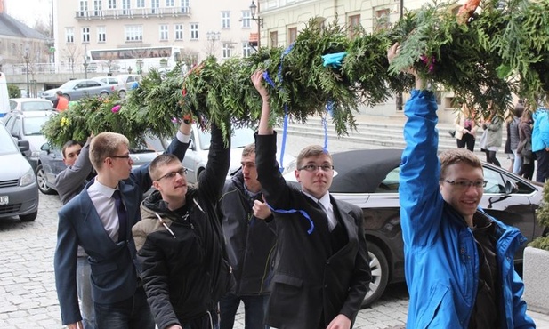 Palmy - i te mniejsze i całkiem pokaźne - towarzyszą spotkaniom młodych w katedrze w Niedzielę Palmową