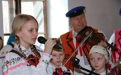 Po rozstrzygnięciu konkursu dla laureatów zaśpiewał zespół Bielowiczanki. Przygrywała im kapela z Dzielnej