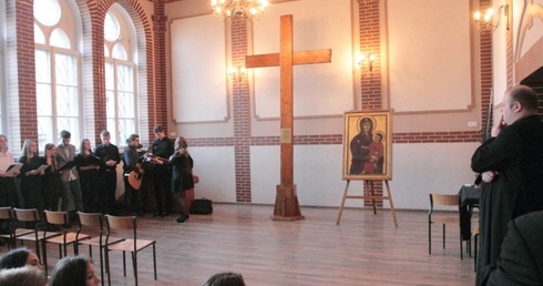 Młodzi potrzebują modlitwy