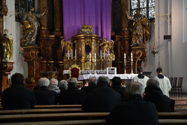 Księża adorują Najświętszy Sakrament