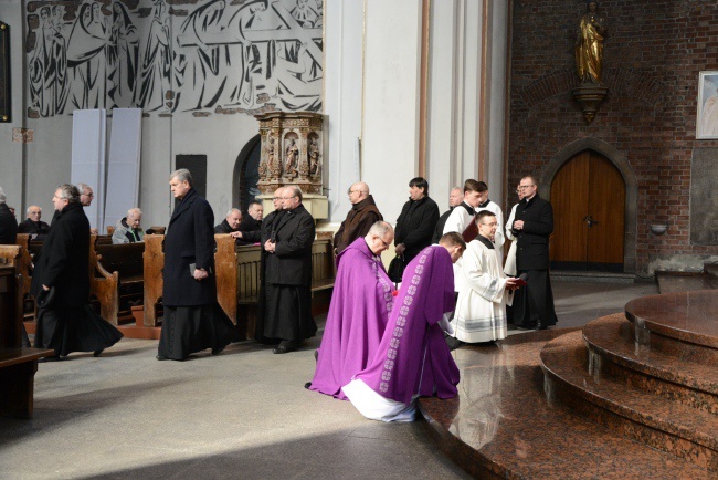 Księża adorują Najświętszy Sakrament