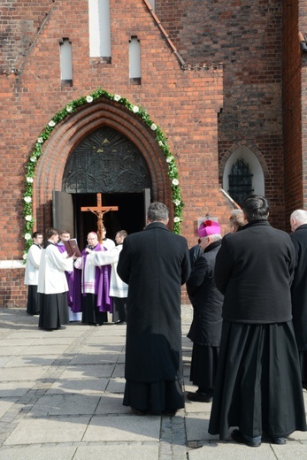 Księża adorują Najświętszy Sakrament