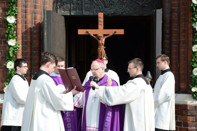 Księża adorują Najświętszy Sakrament