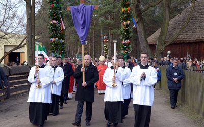 Liturgii Niedzieli Męki Pańskiej towarzyszy procesja z palmami