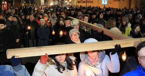 Krzyż między autami