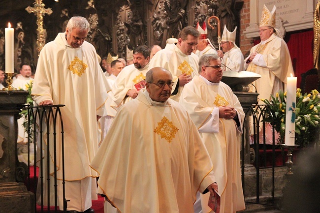 Sakra bp. Jacka - do końca Eucharystii