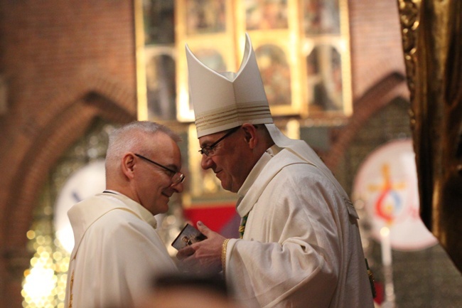 Sakra bp. Jacka - do końca Eucharystii