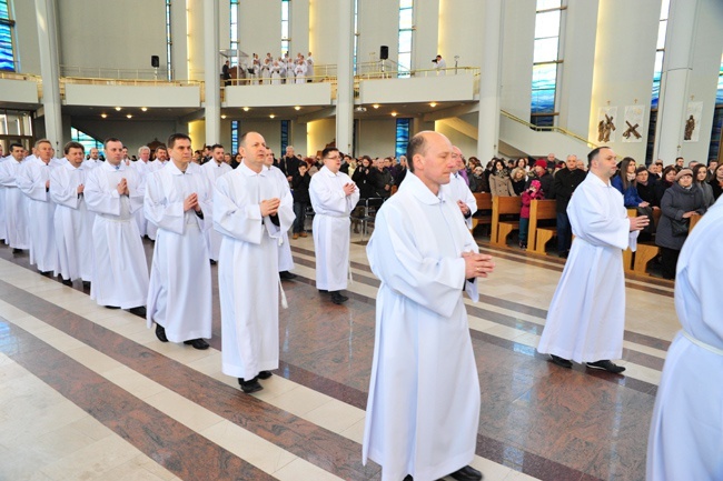 Nowi Nadzwyczajni Szafarze Eucharystii i odznaczenie 53 szafarzy na 10-lecie posługi