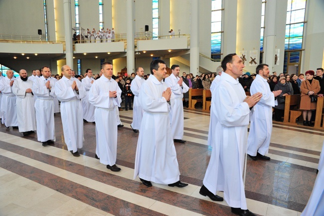 Nowi Nadzwyczajni Szafarze Eucharystii i odznaczenie 53 szafarzy na 10-lecie posługi