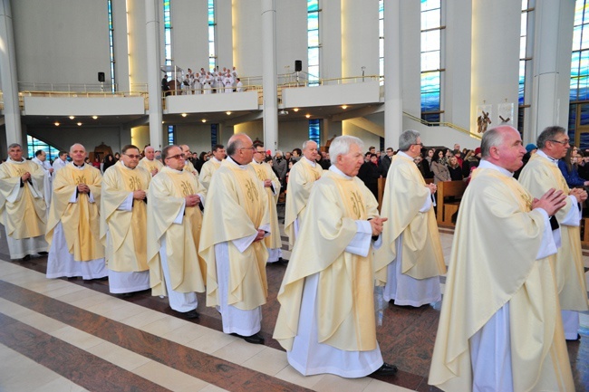 Nowi Nadzwyczajni Szafarze Eucharystii i odznaczenie 53 szafarzy na 10-lecie posługi