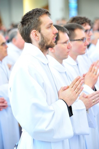 Nowi Nadzwyczajni Szafarze Eucharystii i odznaczenie 53 szafarzy na 10-lecie posługi