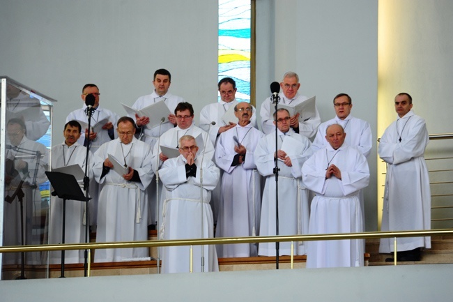 Nowi Nadzwyczajni Szafarze Eucharystii i odznaczenie 53 szafarzy na 10-lecie posługi