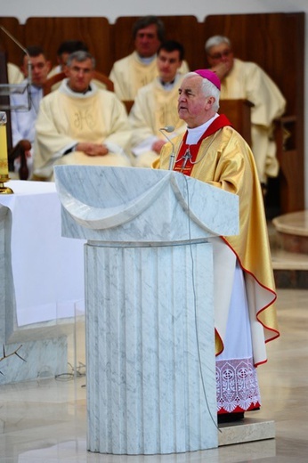 Nowi Nadzwyczajni Szafarze Eucharystii i odznaczenie 53 szafarzy na 10-lecie posługi