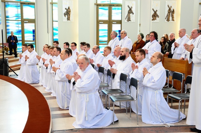 Nowi Nadzwyczajni Szafarze Eucharystii i odznaczenie 53 szafarzy na 10-lecie posługi