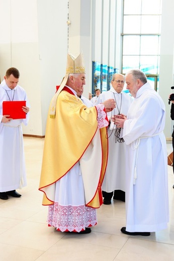 Nowi Nadzwyczajni Szafarze Eucharystii i odznaczenie 53 szafarzy na 10-lecie posługi