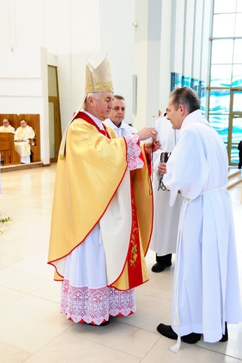 Nowi Nadzwyczajni Szafarze Eucharystii i odznaczenie 53 szafarzy na 10-lecie posługi