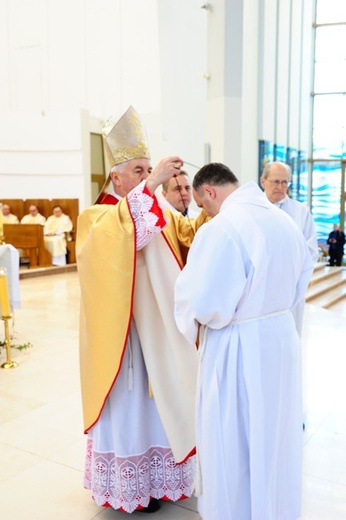 Nowi Nadzwyczajni Szafarze Eucharystii i odznaczenie 53 szafarzy na 10-lecie posługi