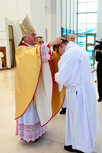 Nowi Nadzwyczajni Szafarze Eucharystii i odznaczenie 53 szafarzy na 10-lecie posługi