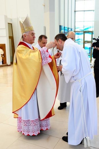 Nowi Nadzwyczajni Szafarze Eucharystii i odznaczenie 53 szafarzy na 10-lecie posługi