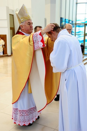 Nowi Nadzwyczajni Szafarze Eucharystii i odznaczenie 53 szafarzy na 10-lecie posługi