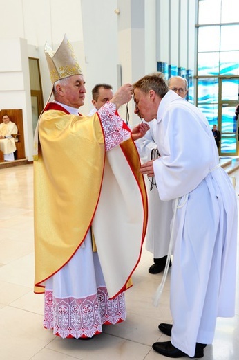 Nowi Nadzwyczajni Szafarze Eucharystii i odznaczenie 53 szafarzy na 10-lecie posługi