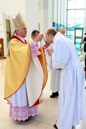 Nowi Nadzwyczajni Szafarze Eucharystii i odznaczenie 53 szafarzy na 10-lecie posługi