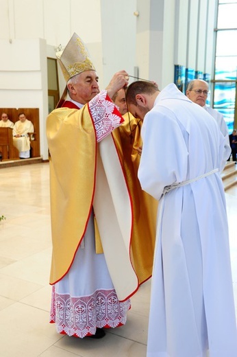 Nowi Nadzwyczajni Szafarze Eucharystii i odznaczenie 53 szafarzy na 10-lecie posługi