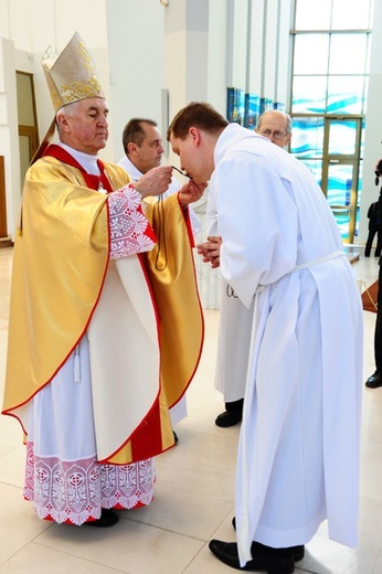 Nowi Nadzwyczajni Szafarze Eucharystii i odznaczenie 53 szafarzy na 10-lecie posługi