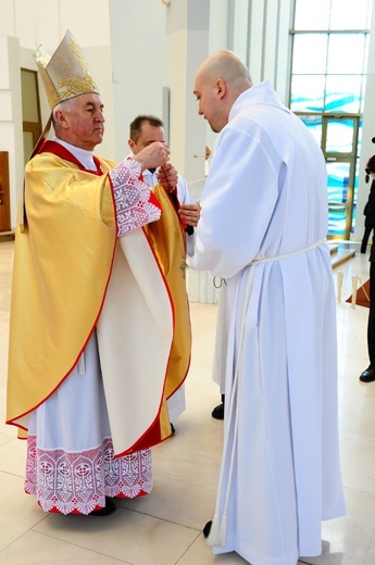 Nowi Nadzwyczajni Szafarze Eucharystii i odznaczenie 53 szafarzy na 10-lecie posługi