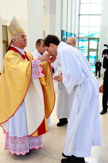 Nowi Nadzwyczajni Szafarze Eucharystii i odznaczenie 53 szafarzy na 10-lecie posługi