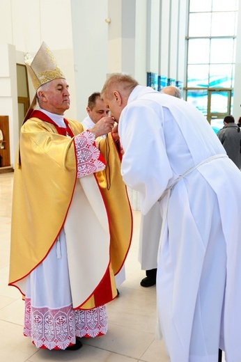 Nowi Nadzwyczajni Szafarze Eucharystii i odznaczenie 53 szafarzy na 10-lecie posługi