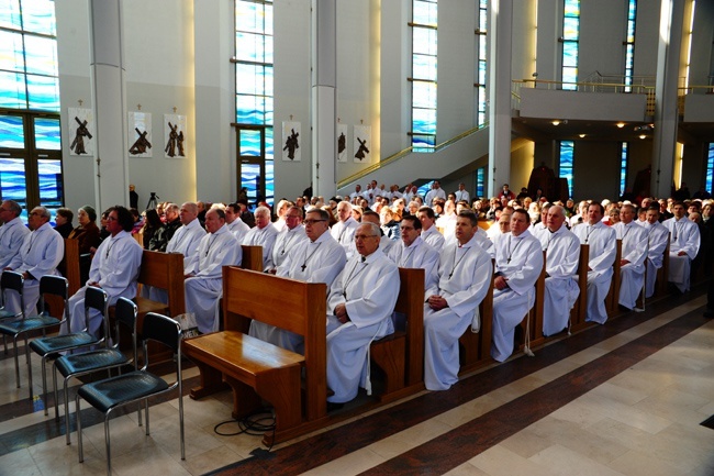 Nowi Nadzwyczajni Szafarze Eucharystii i odznaczenie 53 szafarzy na 10-lecie posługi