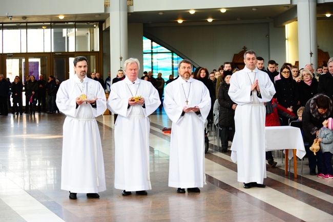 Nowi Nadzwyczajni Szafarze Eucharystii i odznaczenie 53 szafarzy na 10-lecie posługi